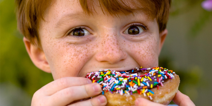 kids eating donuts